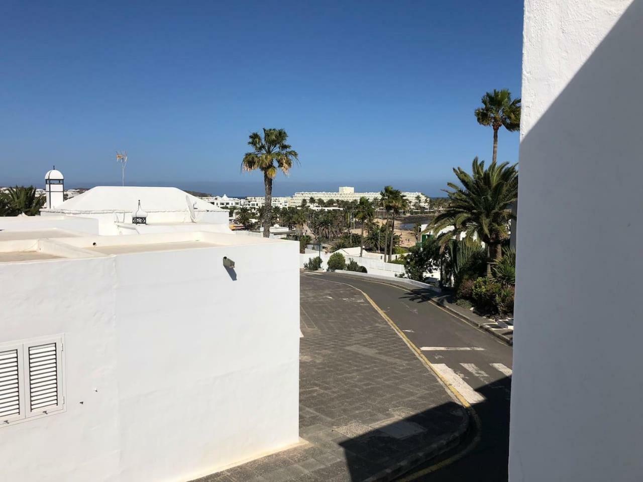 Sea Breeze With Shared Pool And Near The Beach Lejlighed Costa Teguise Eksteriør billede