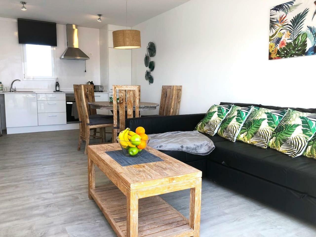 Sea Breeze With Shared Pool And Near The Beach Lejlighed Costa Teguise Eksteriør billede