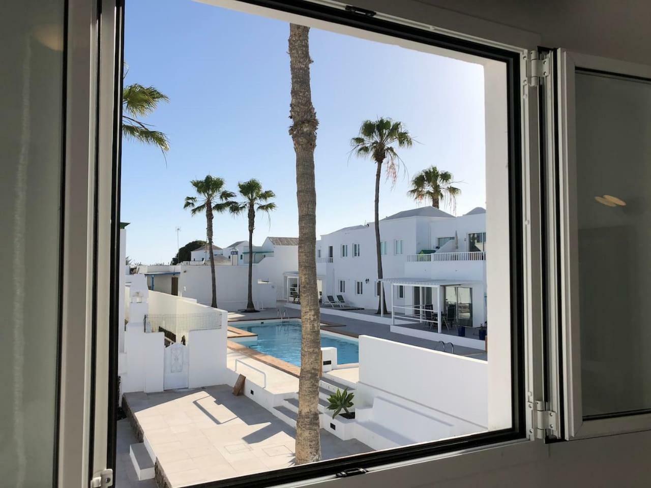 Sea Breeze With Shared Pool And Near The Beach Lejlighed Costa Teguise Eksteriør billede