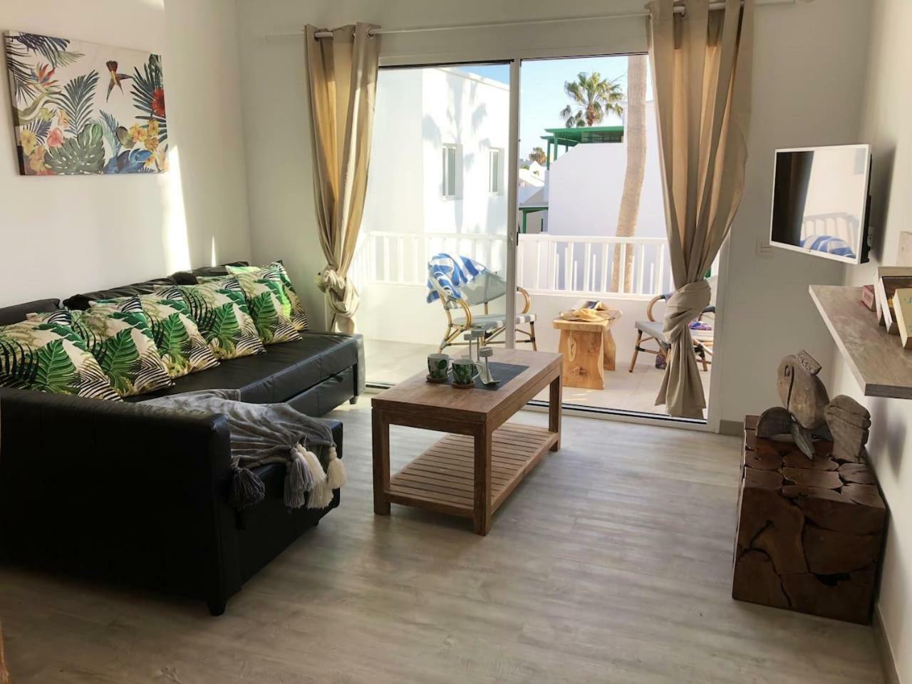 Sea Breeze With Shared Pool And Near The Beach Lejlighed Costa Teguise Eksteriør billede
