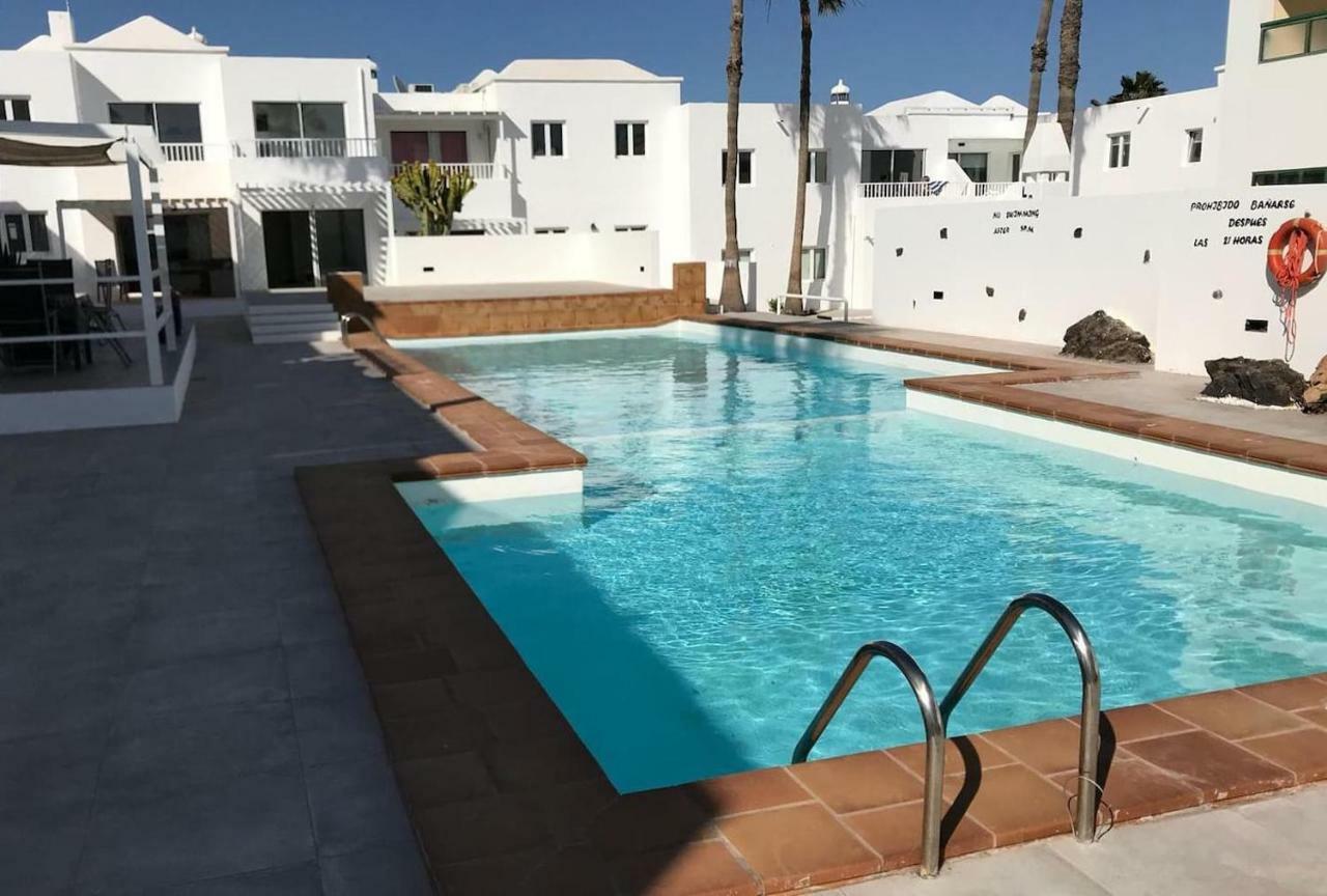 Sea Breeze With Shared Pool And Near The Beach Lejlighed Costa Teguise Eksteriør billede