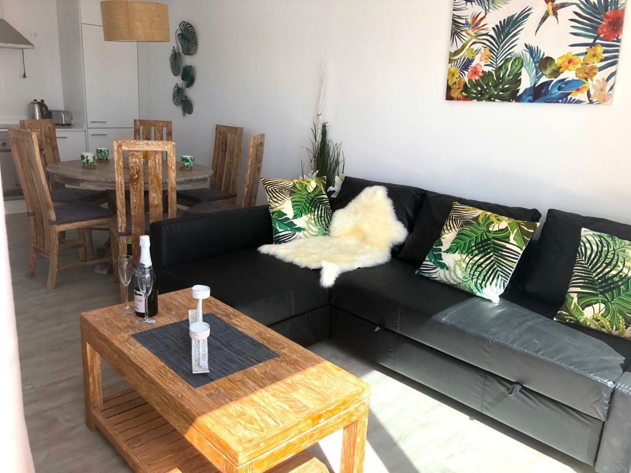 Sea Breeze With Shared Pool And Near The Beach Lejlighed Costa Teguise Eksteriør billede