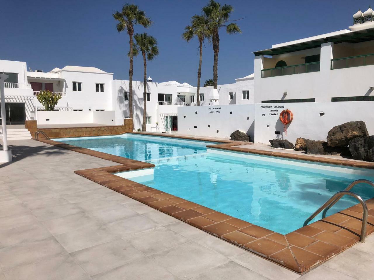 Sea Breeze With Shared Pool And Near The Beach Lejlighed Costa Teguise Eksteriør billede